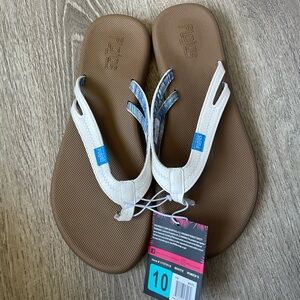 New woman’s sandals size 10